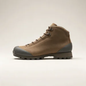Bota de trekking Aldarri Gorbeia Dry hombre, color marrón tierra con puntera de caucho gris, vista lateral