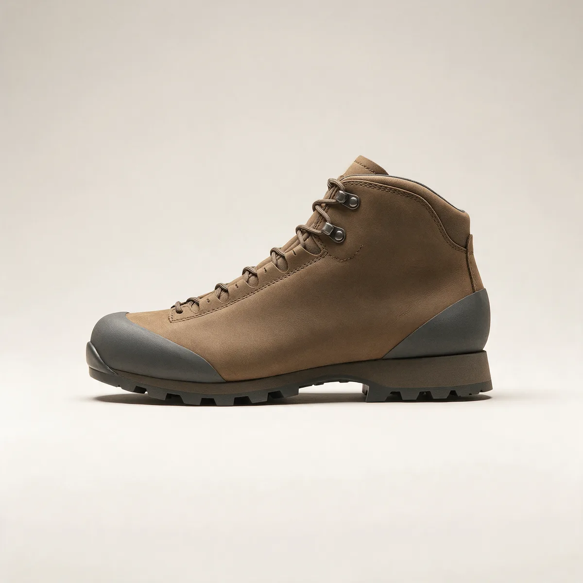 Bota de trekking Aldarri Gorbeia Dry hombre, color marrรณn tierra con puntera de caucho gris, vista lateral