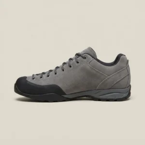 Zapatilla de aproximación Aldarri Atxarte, color gris con cordones hasta la puntera, vista lateral