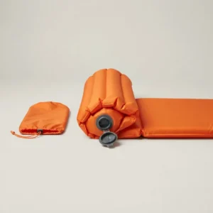 Esterilla hinchable Ibarlan Lur R4.2, color naranja, medio enrollada, con su bolsa de inflado